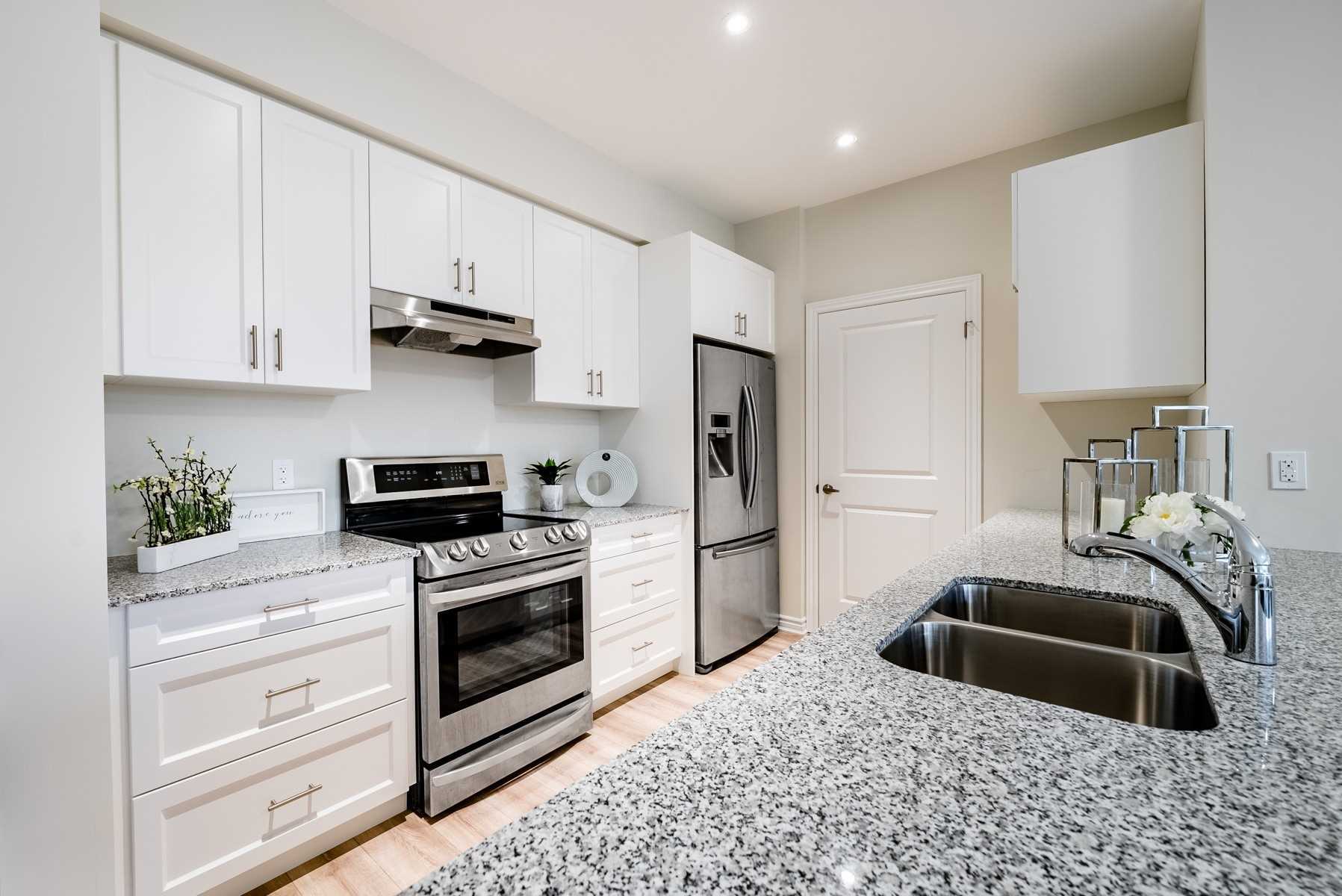 17 Lakewood Cres, #10