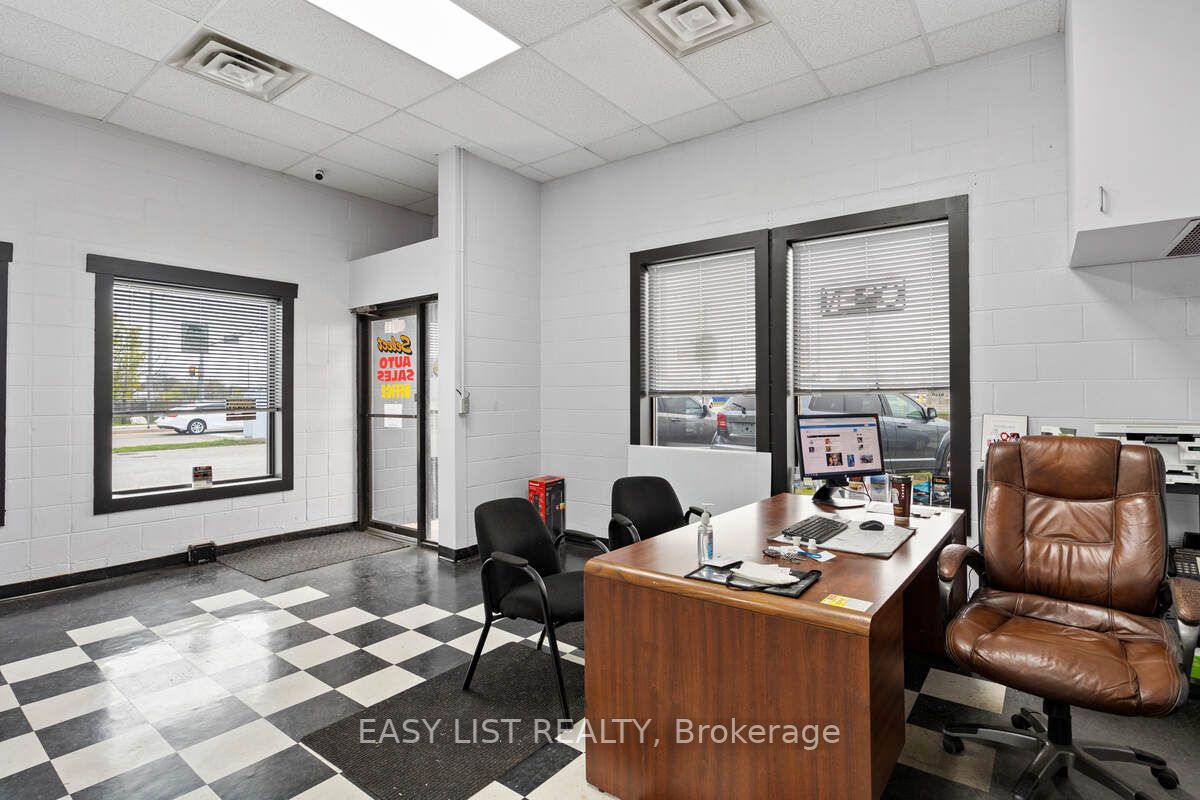 1395 Lauzon Rd
