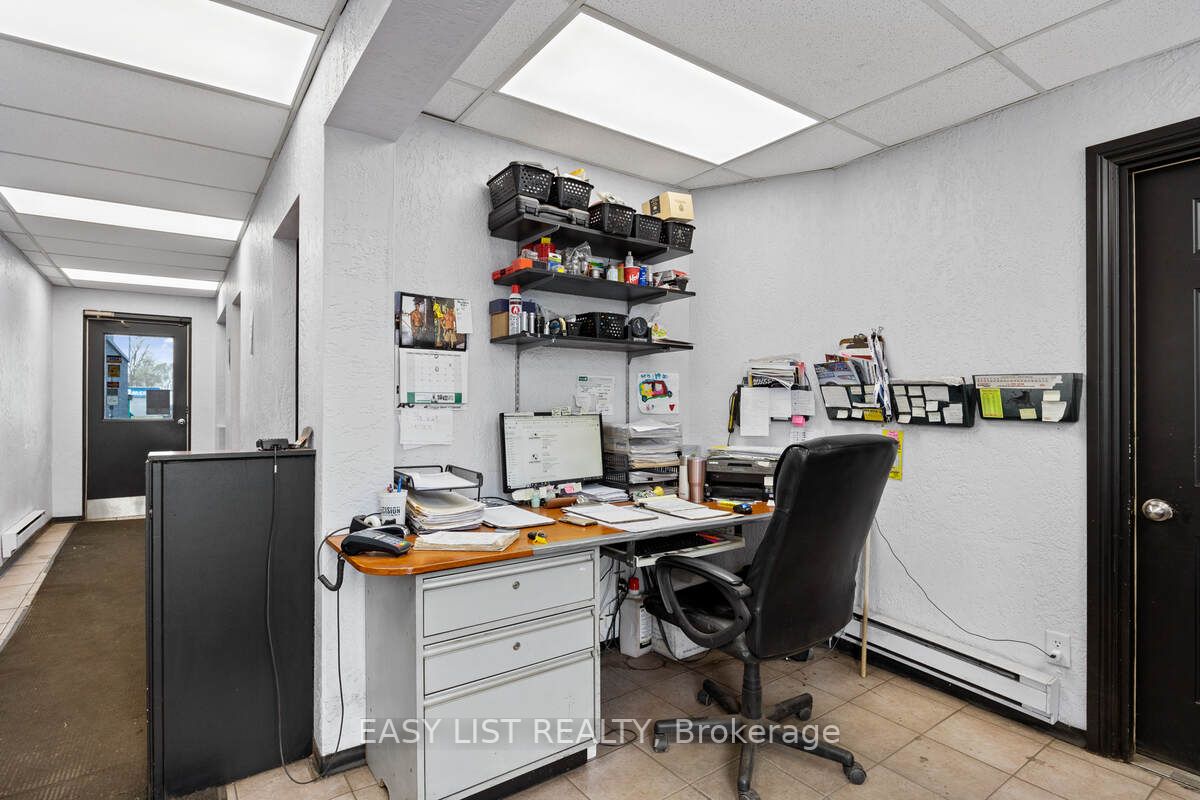 1395 Lauzon Rd