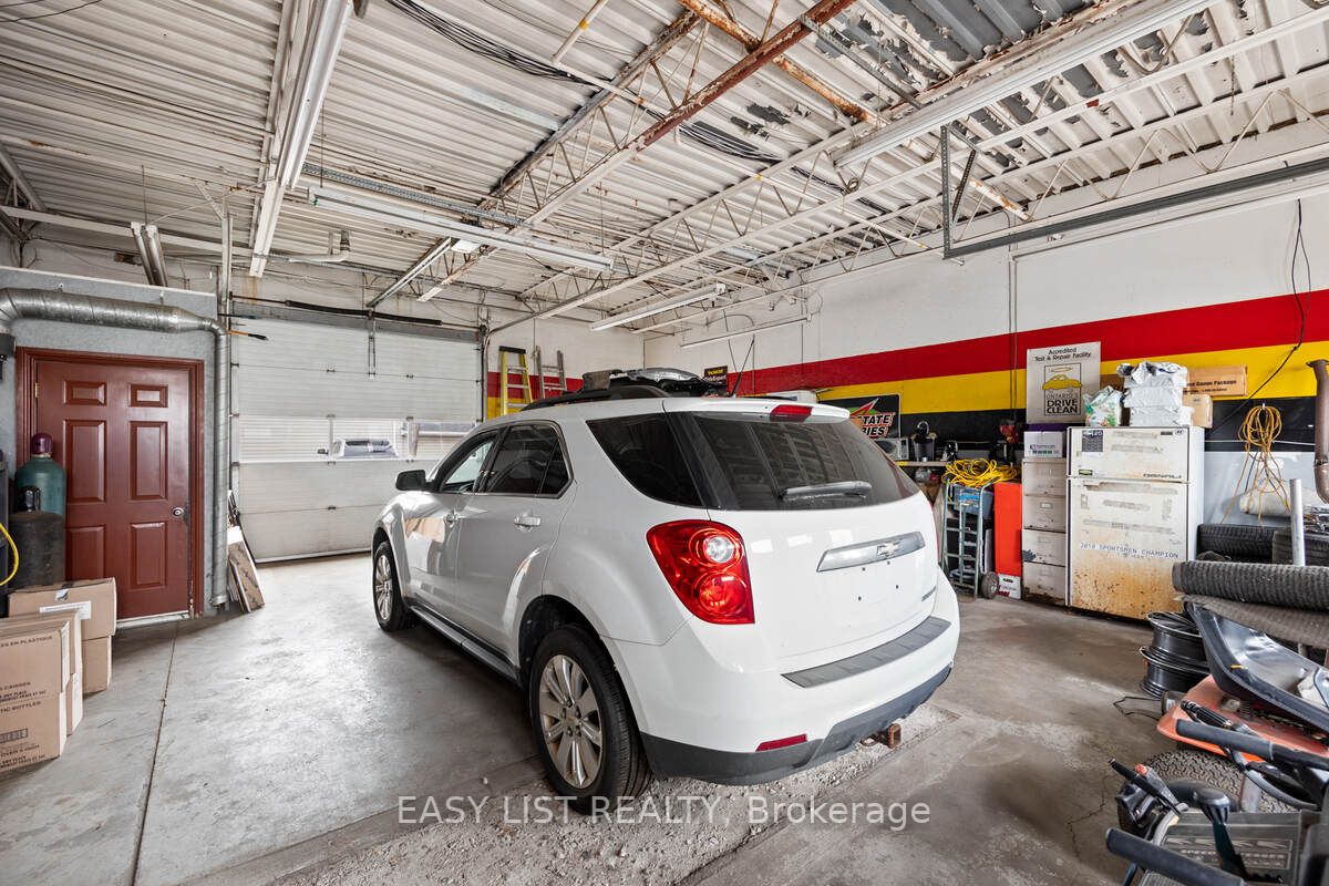 1395 Lauzon Rd