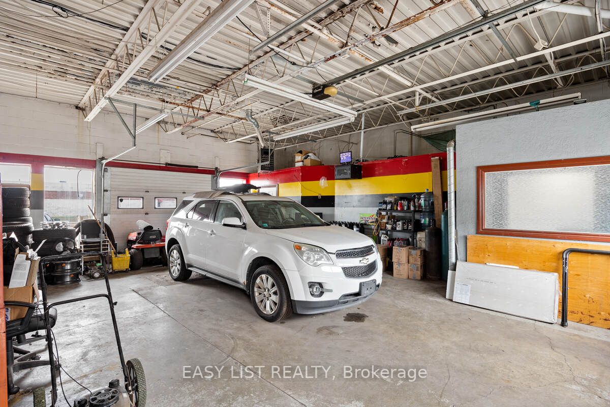1395 Lauzon Rd