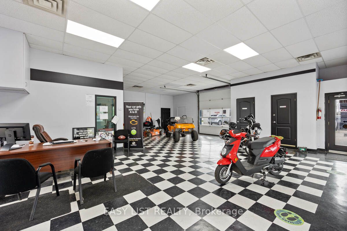 1395 Lauzon Rd