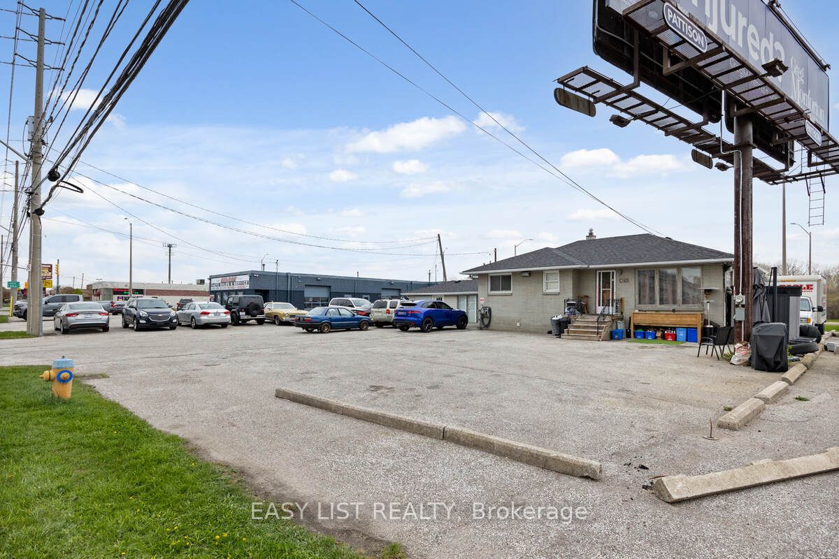 1395 Lauzon Rd