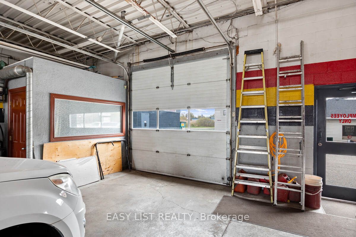 1395 Lauzon Rd