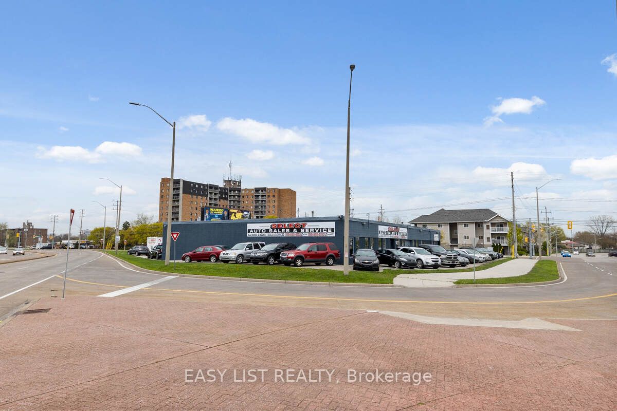 1395 Lauzon Rd