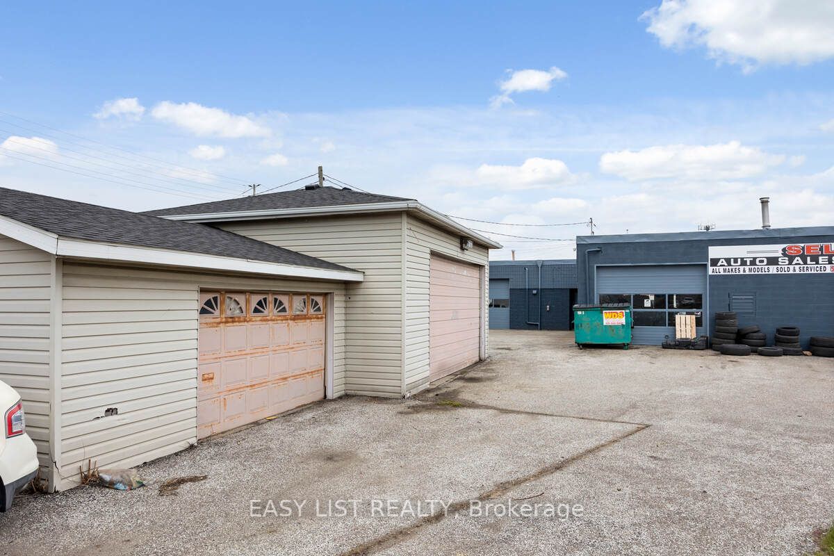 1395 Lauzon Rd