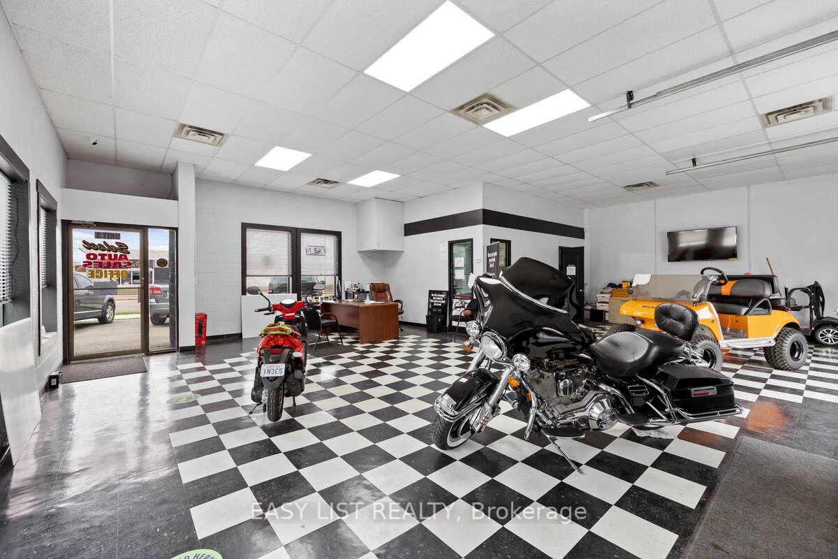 1395 Lauzon Rd