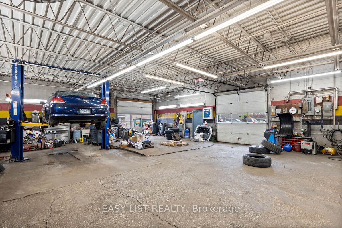 1395 Lauzon Rd