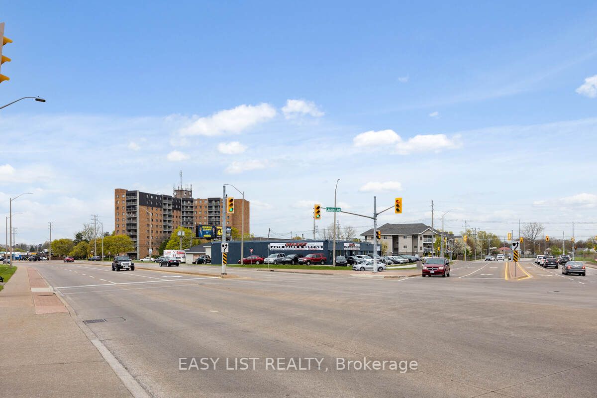 1395 Lauzon Rd