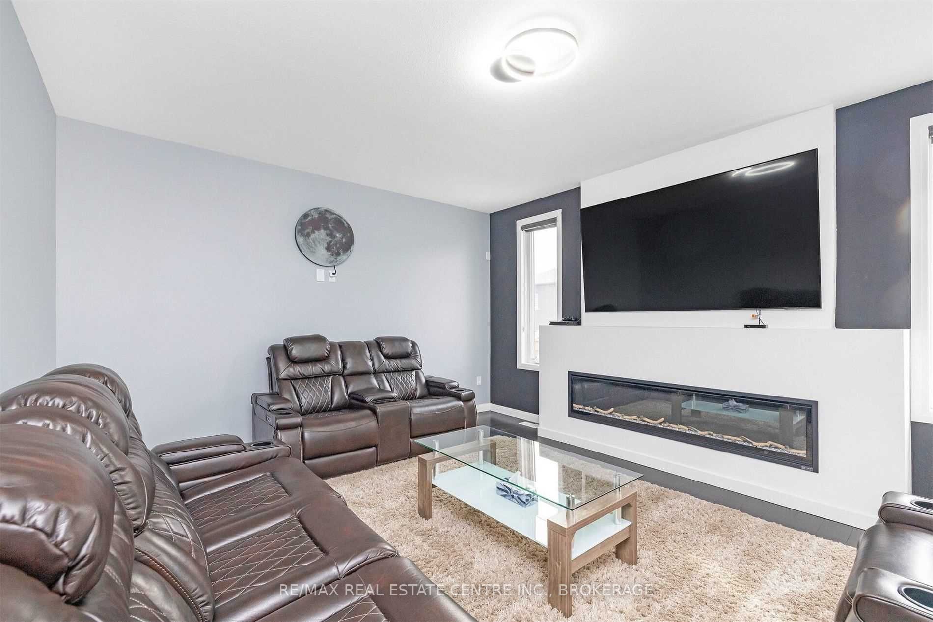 9 Vic Chambers Pl, Brant