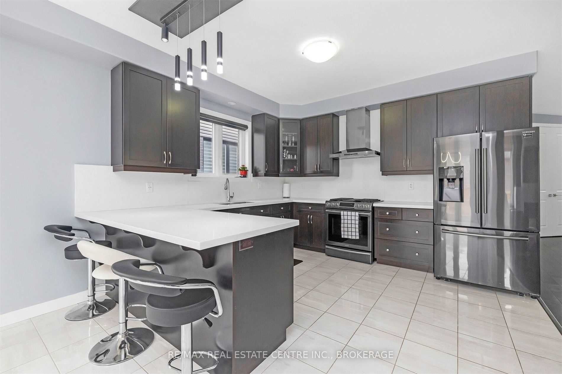 9 Vic Chambers Pl, Brant