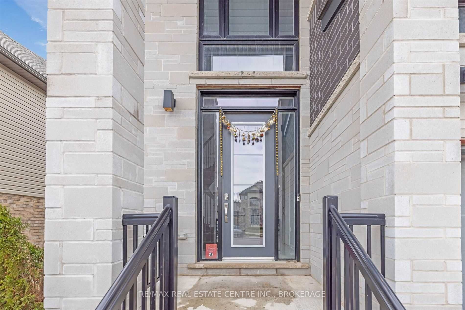9 Vic Chambers Pl, Brant
