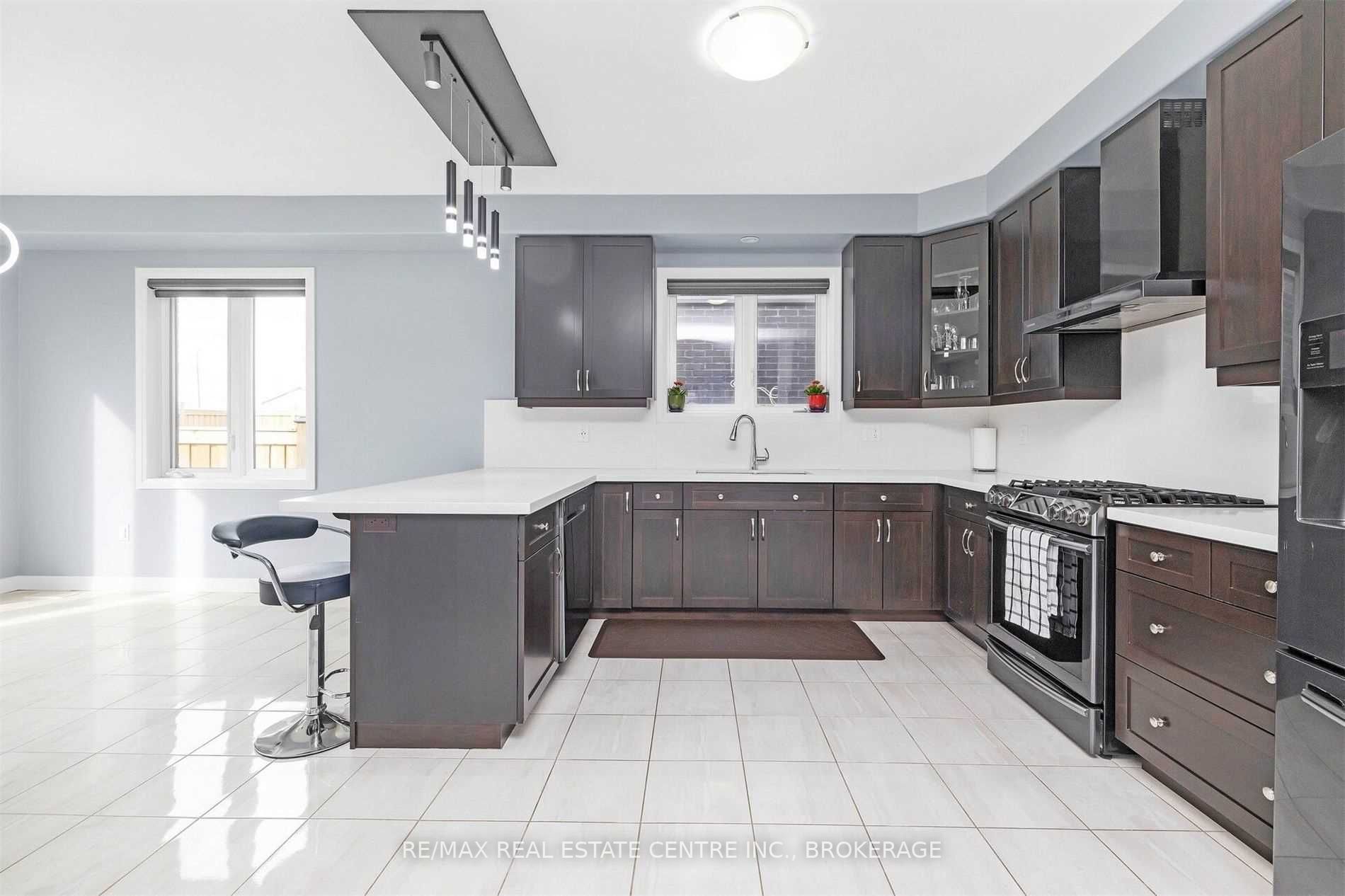 9 Vic Chambers Pl, Brant