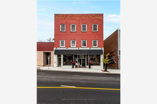 8 Main St E, Huntsville