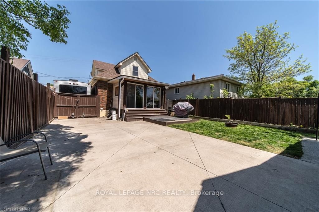 122 Clara St