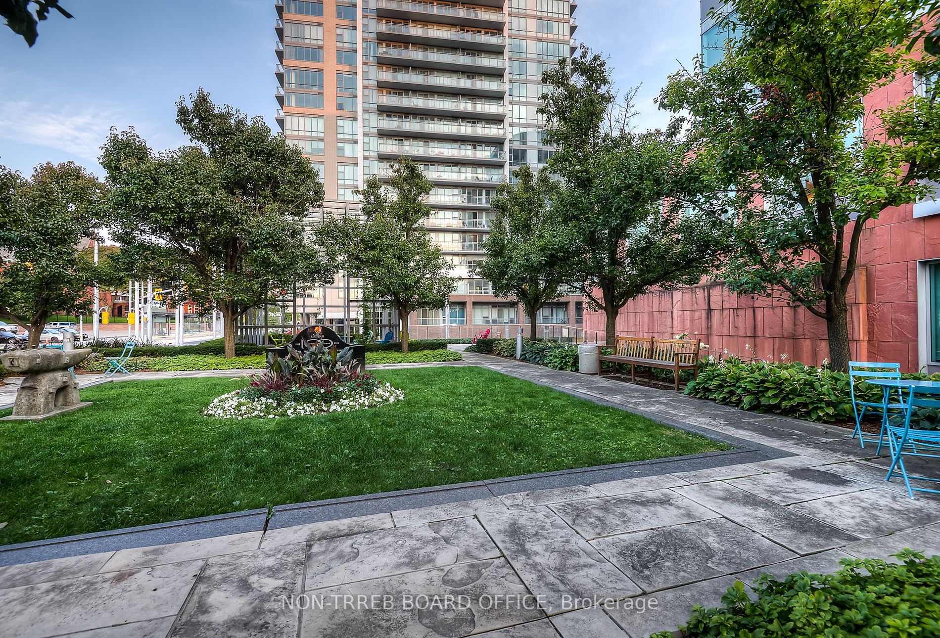 85 DUKE Street W, #901