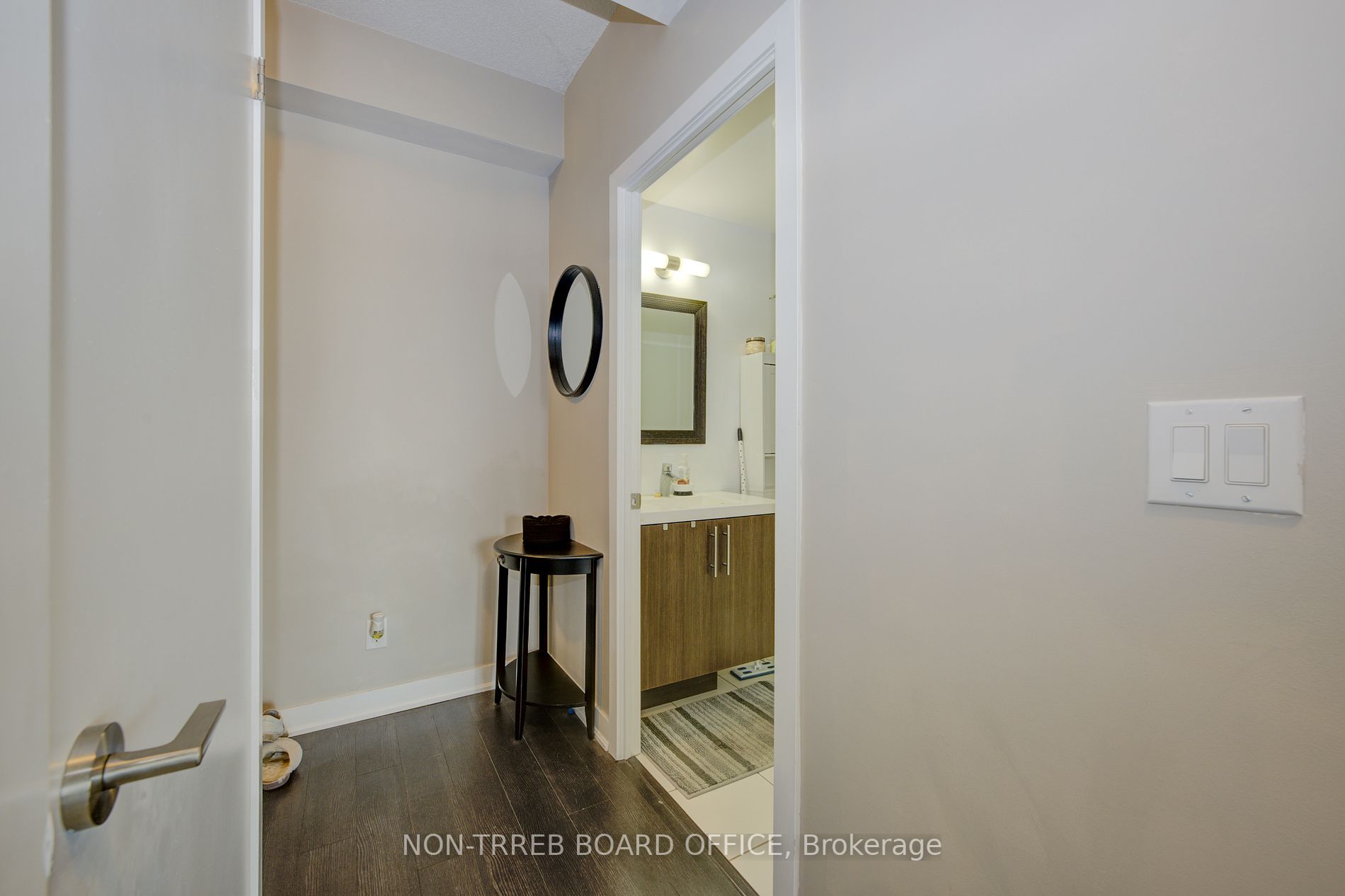 85 DUKE Street W, #901