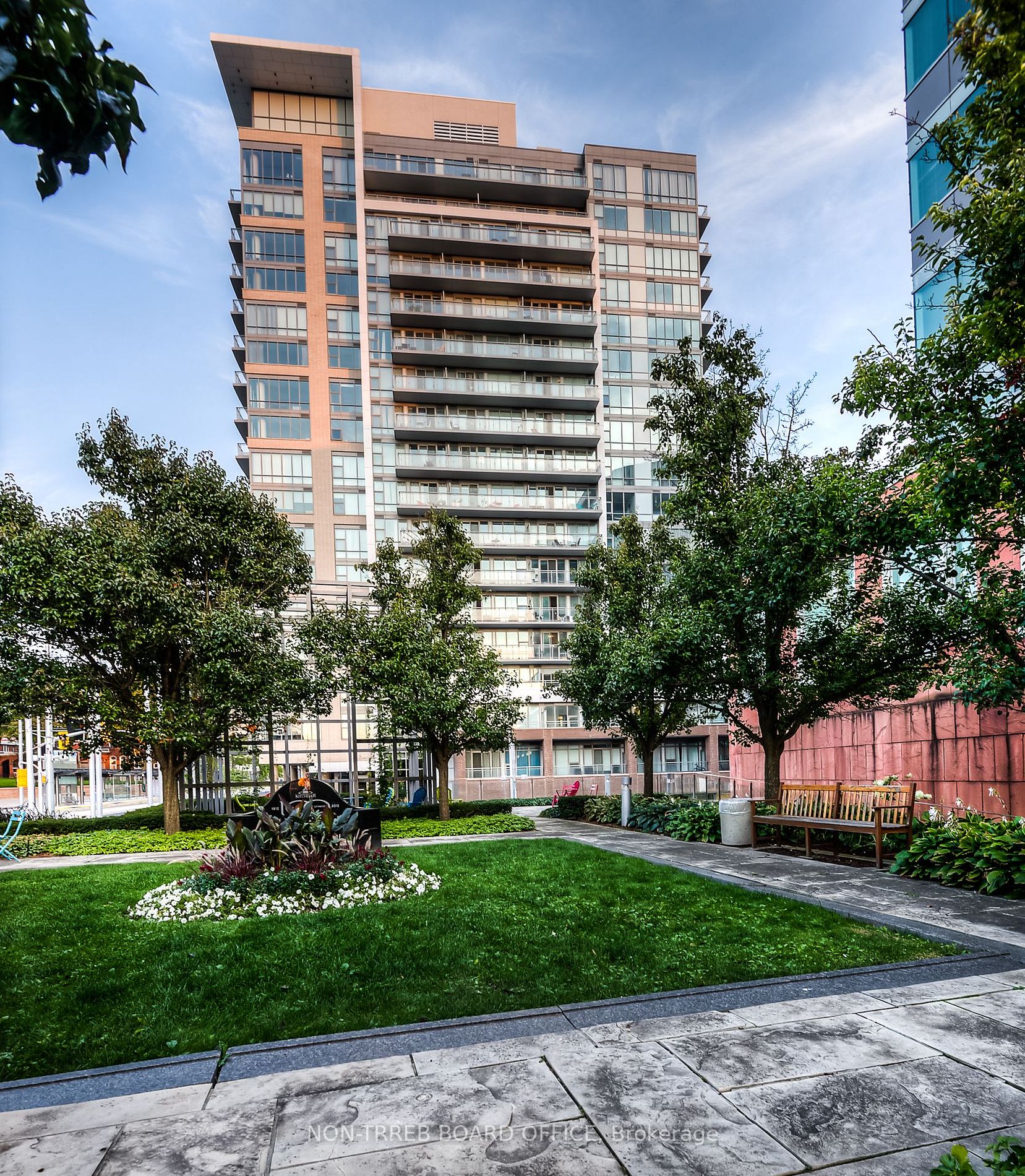 85 DUKE Street W, #901
