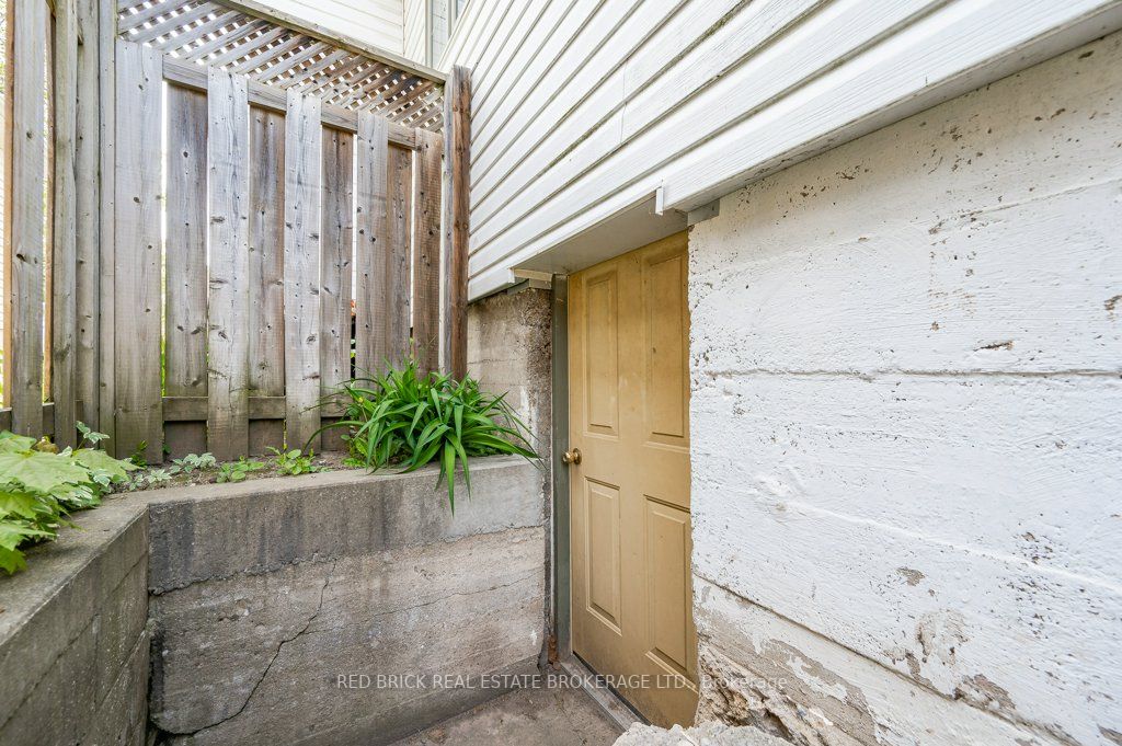 126 Victoria St N