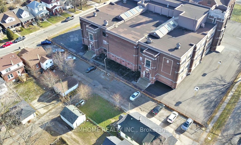 1556 Wyandotte St W