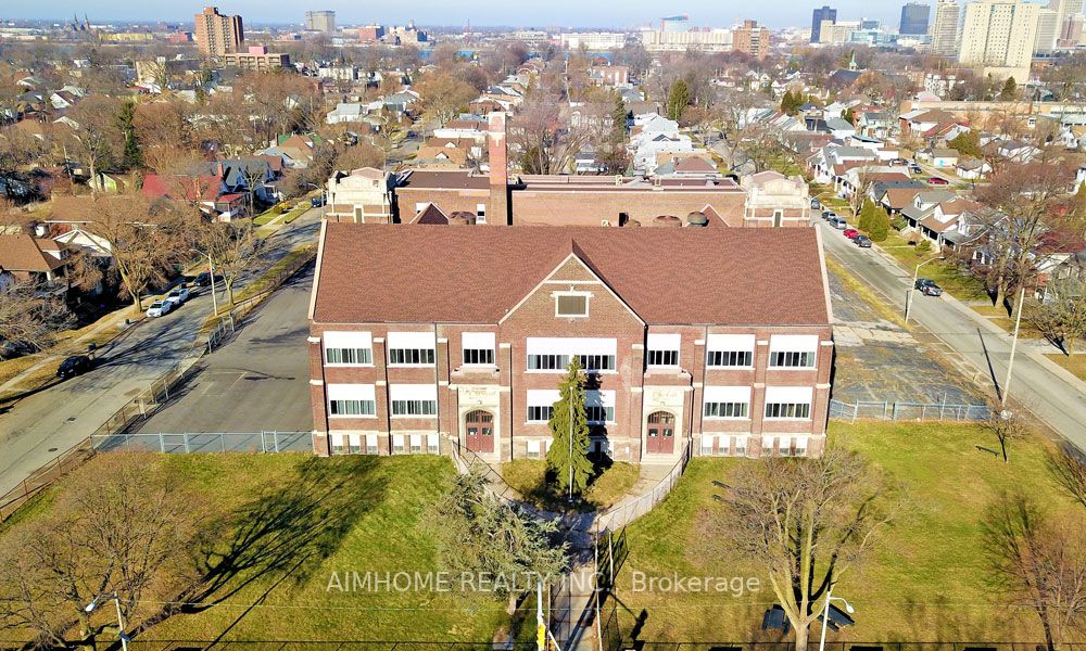 1556 Wyandotte St W