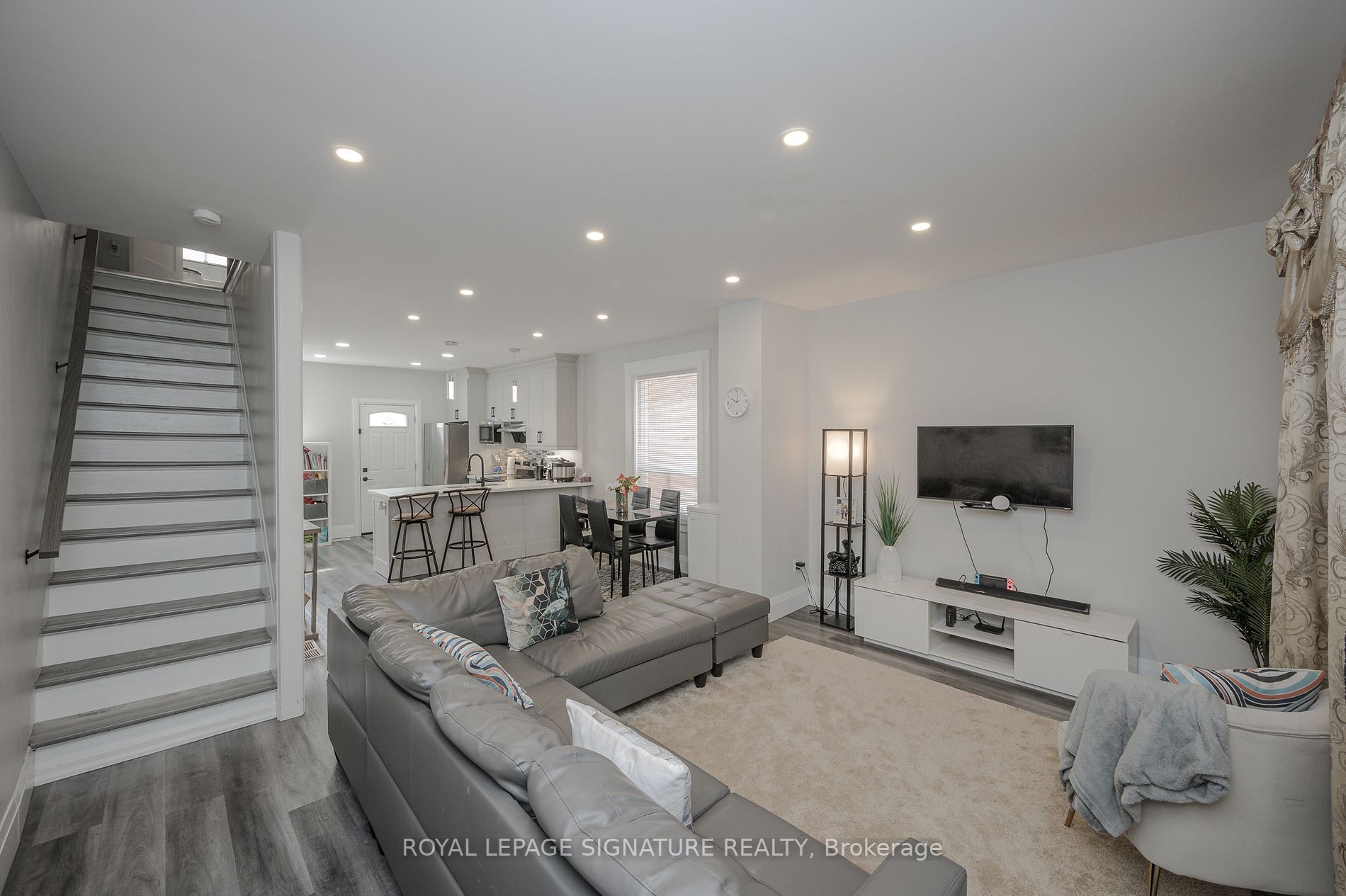 42 Arthur Ave N