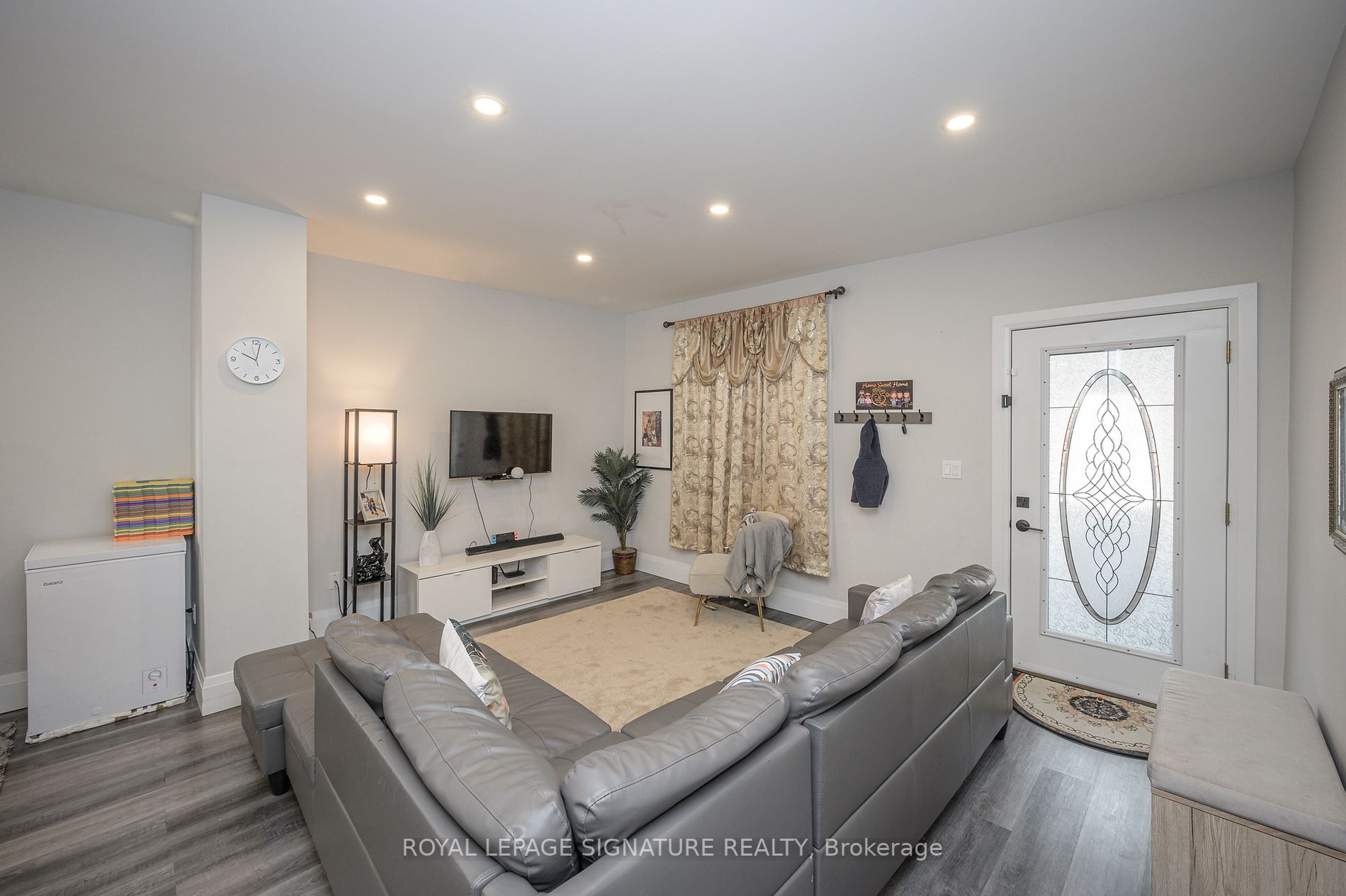 42 Arthur Ave N