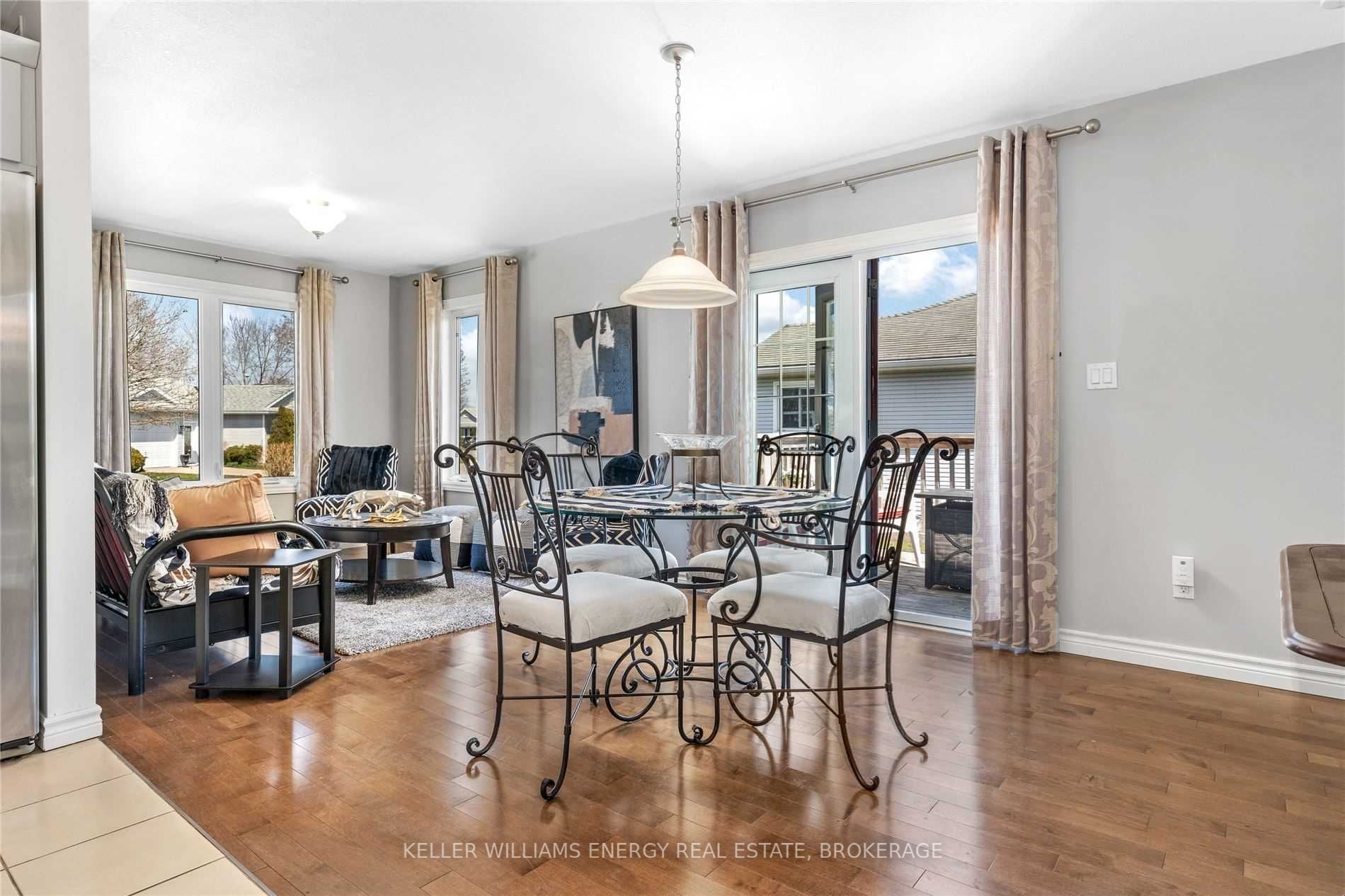 2 Cretney Dr