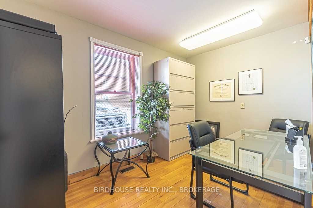 72 Lindsay St S