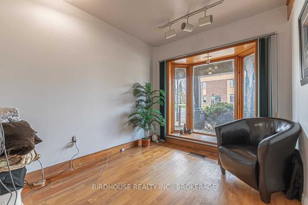 72 Lindsay St S