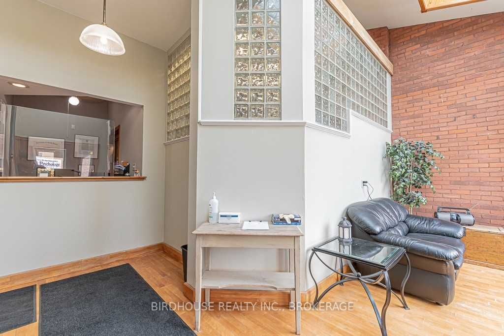 72 Lindsay St S