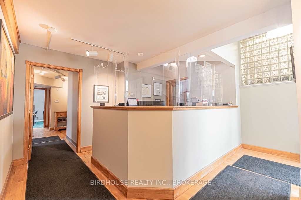 72 Lindsay St S