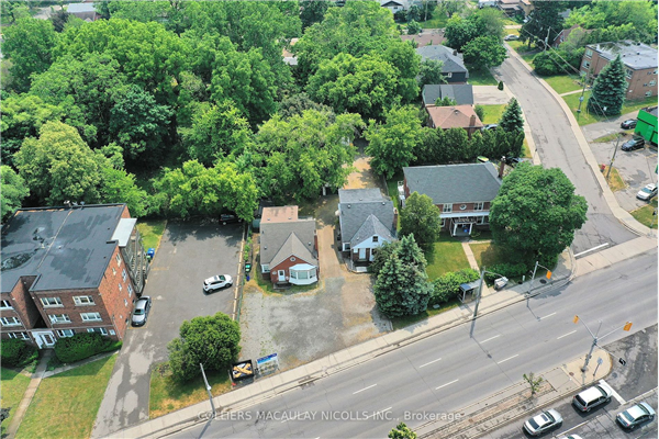 1261 Main St W