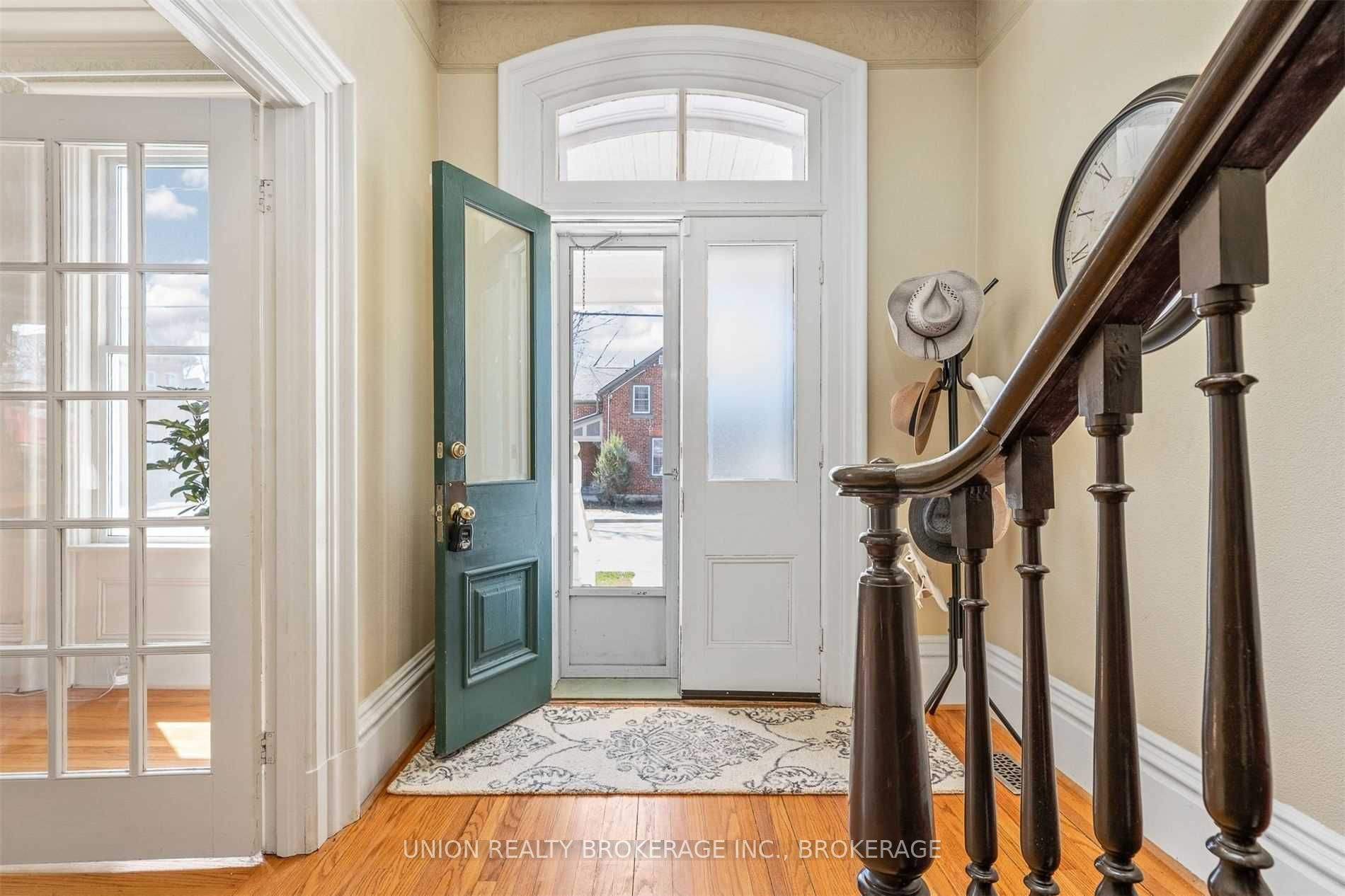 18 Centre St