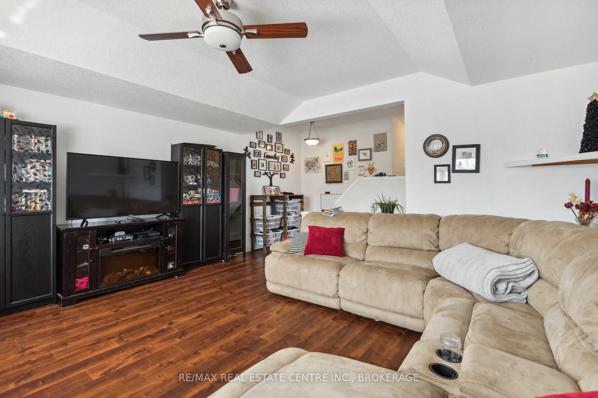 4 Seabrook Dr