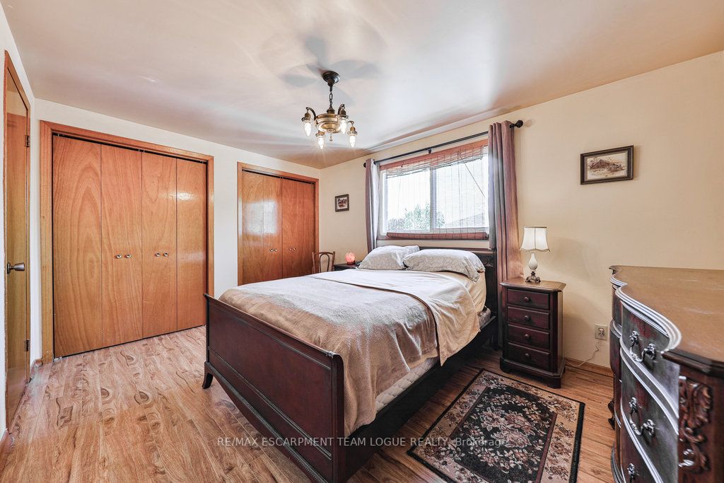 381-383 MacNab Street N
