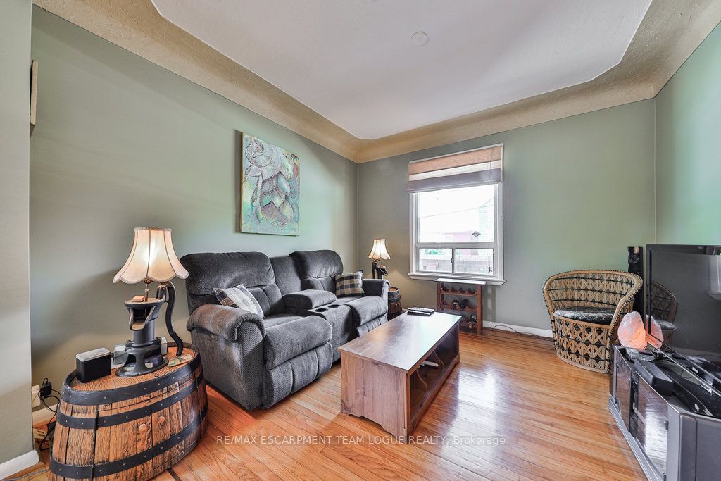 381-383 MacNab Street N