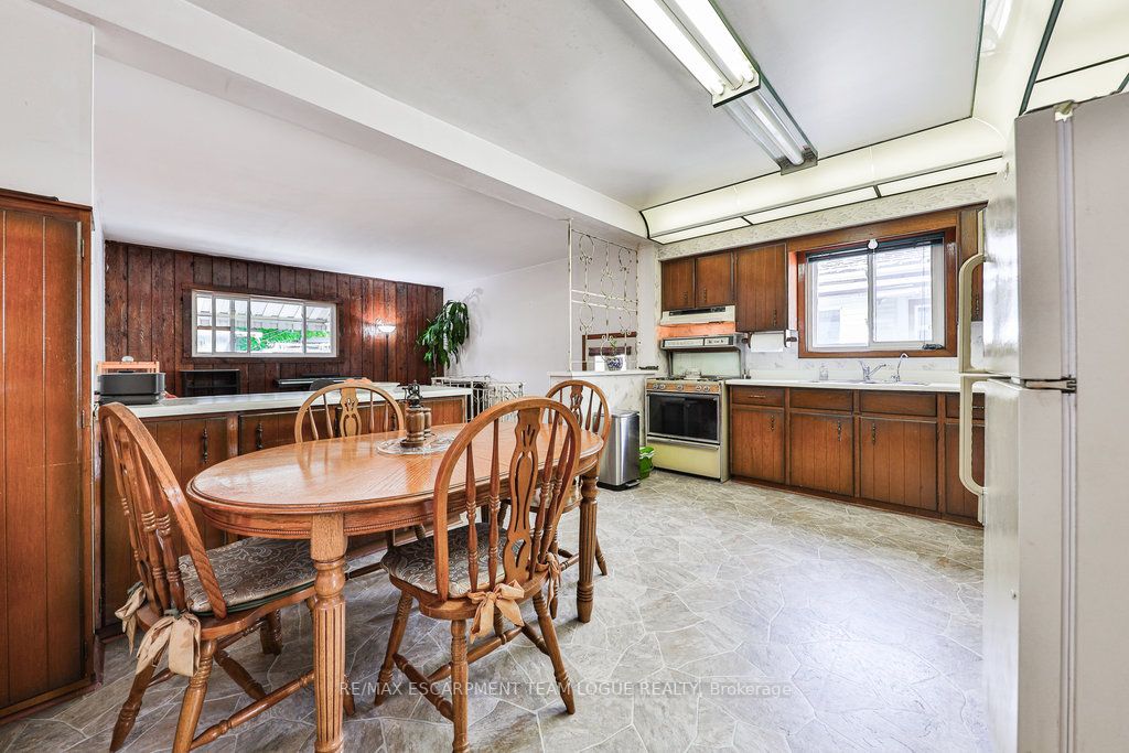 381-383 MacNab Street N