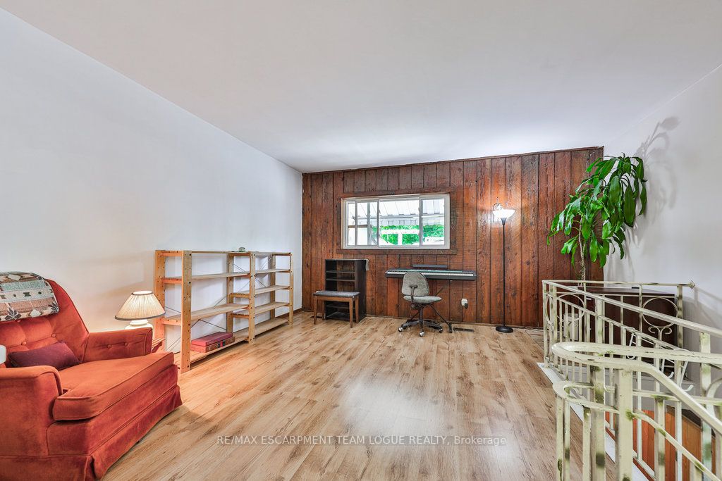 381-383 MacNab Street N