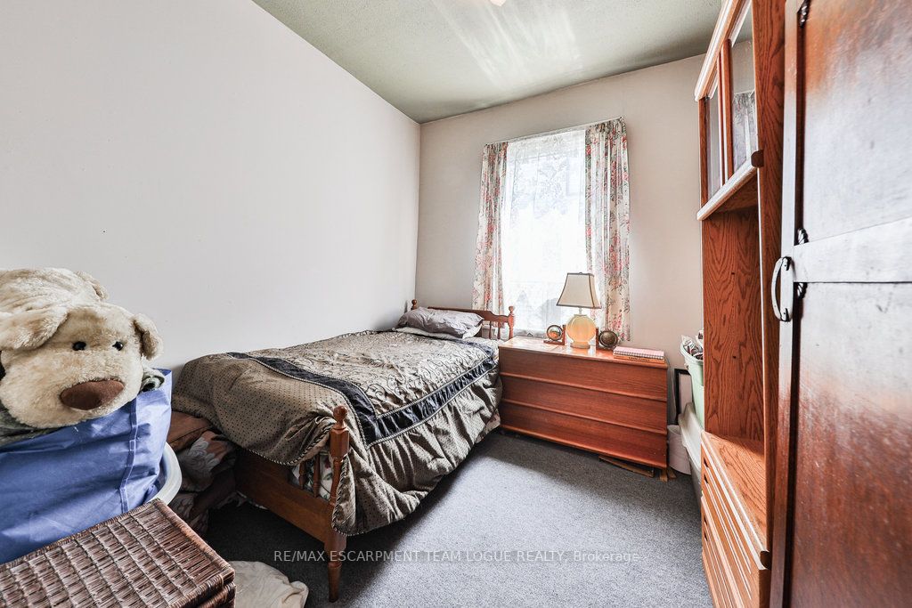 381-383 MacNab Street N