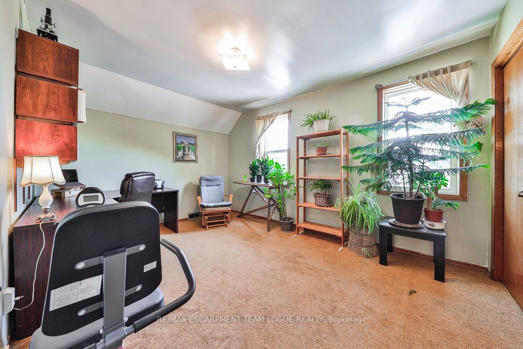 381-383 MacNab Street N