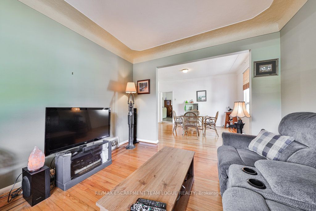 381-383 MacNab Street N