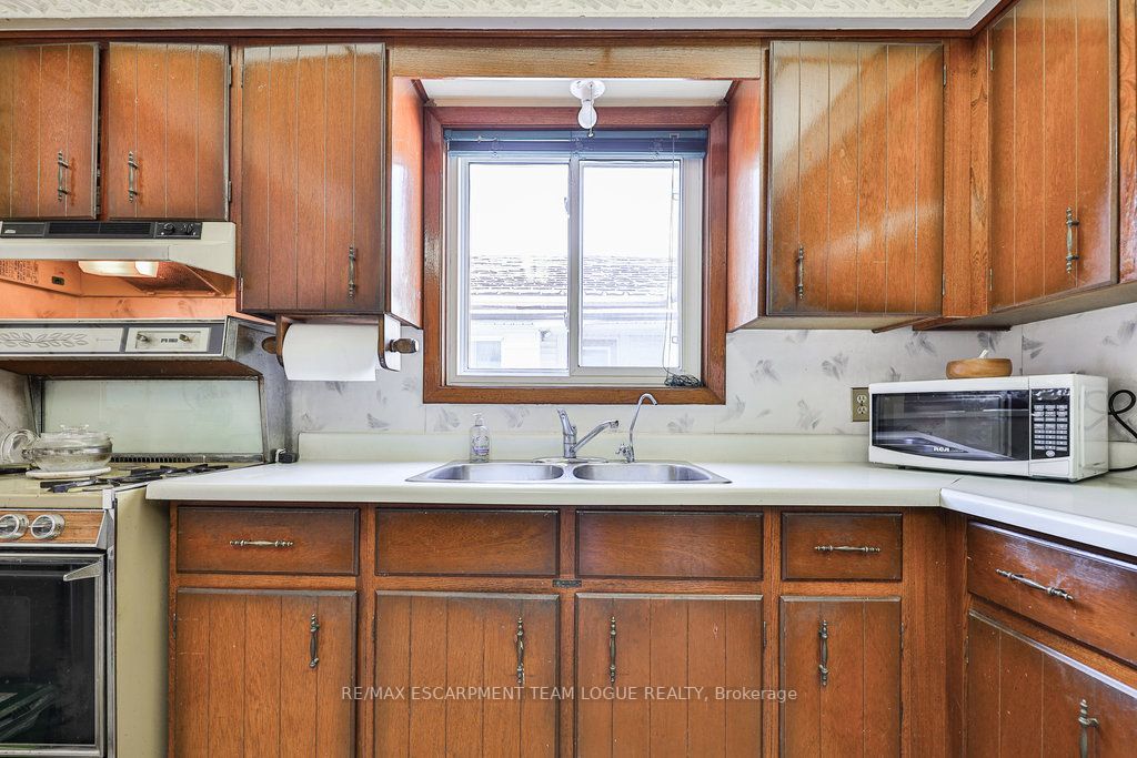 381-383 MacNab Street N