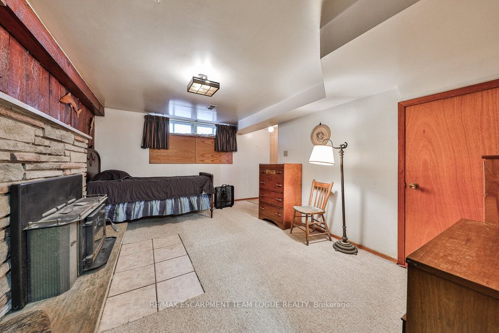 381-383 MacNab Street N