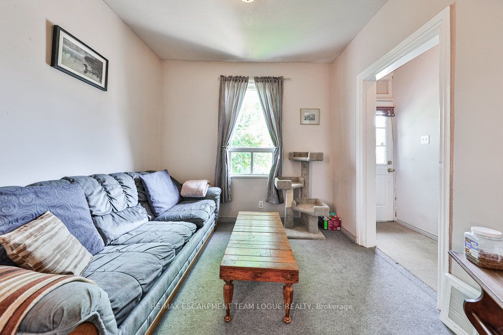 381-383 MacNab Street N