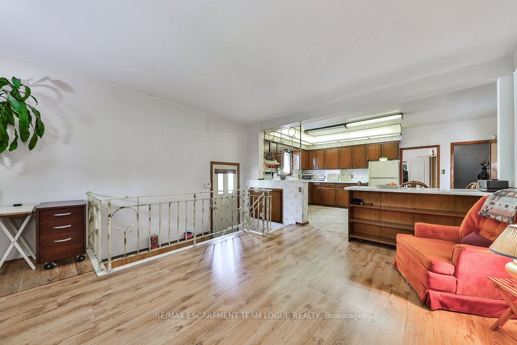 381-383 MacNab Street N