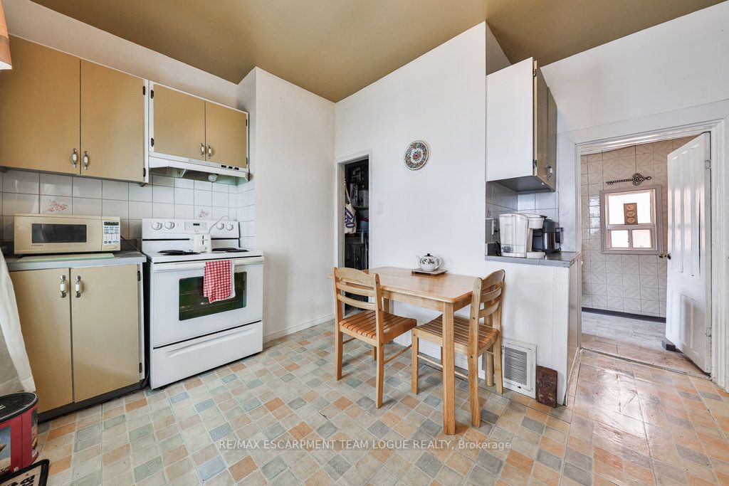 381-383 MacNab Street N