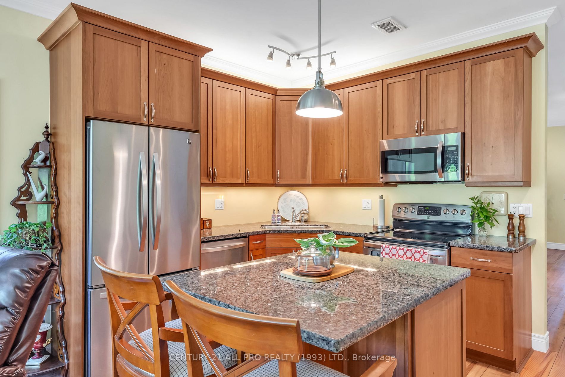 120 University Ave E, #1004