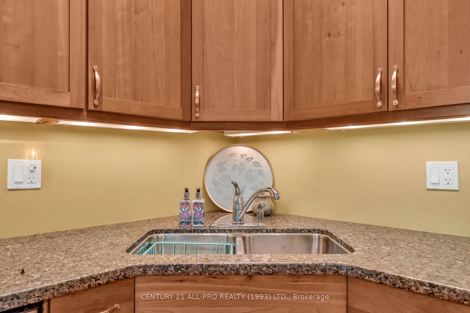120 University Ave E, #1004