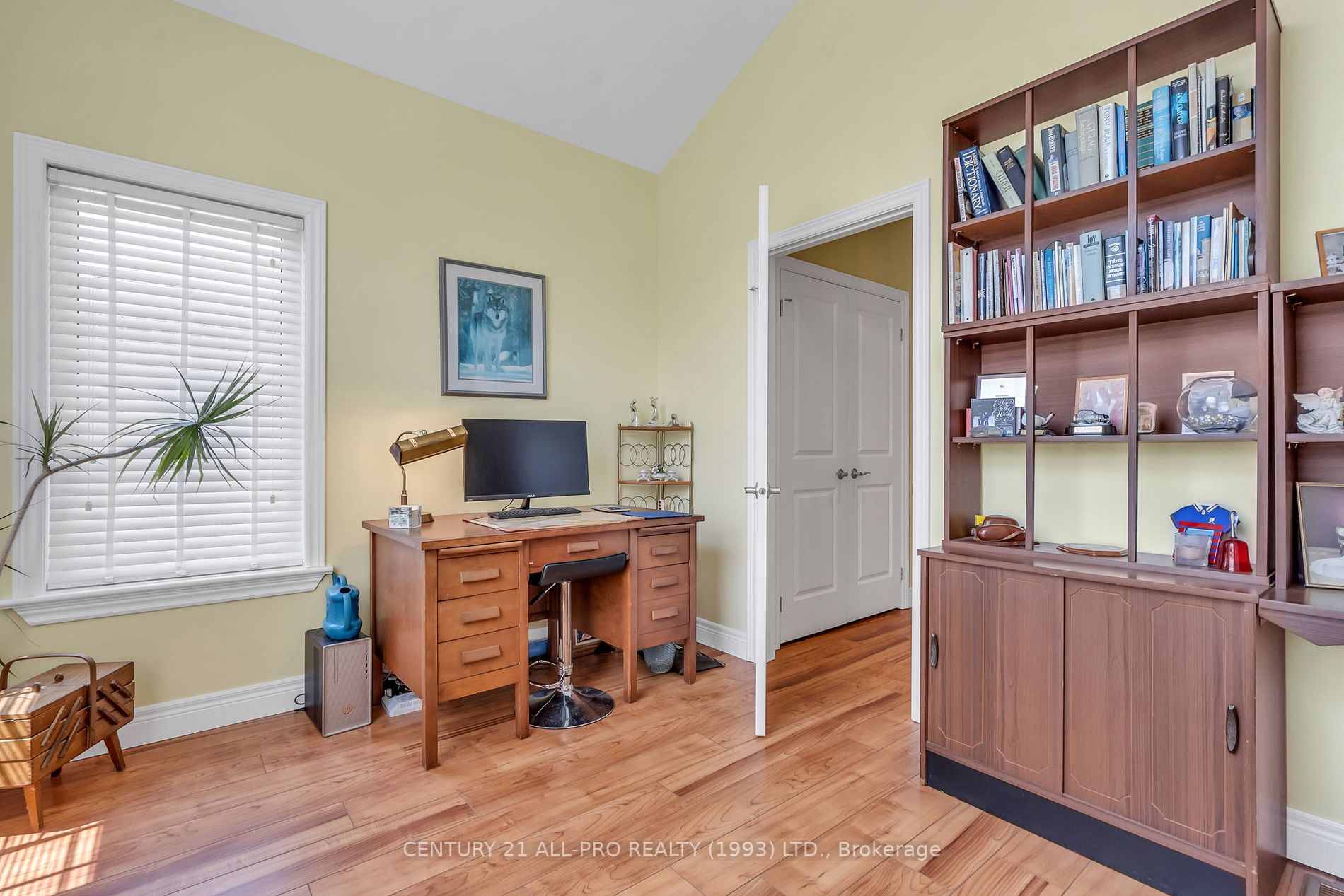 120 University Ave E, #1004